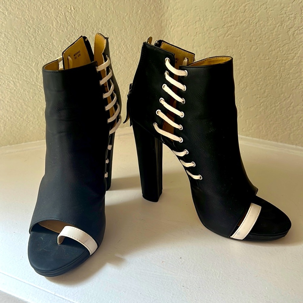 Womens size 10 black and white bootie, great condition